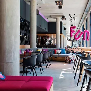 3* מלון Moxy Airport